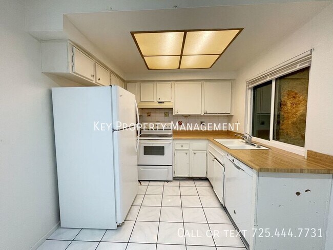 Foto del edificio - 2 BEDROOM 1.5 BATH CONDO NEAR TROPICANA AN...