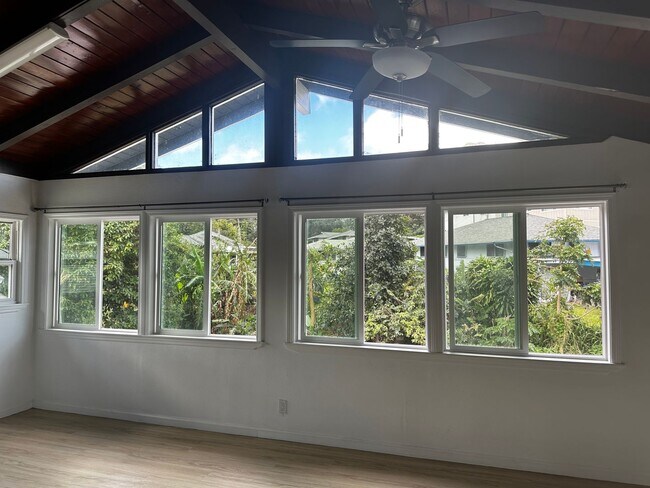 Foto del edificio - Upstairs 2 bedroom duplex in Kaneohe! 2 parking!