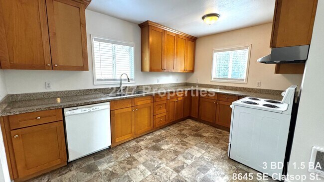 Foto del edificio - Bright 3BD I 1.5BA Home w/ Large Yard - SE Portland