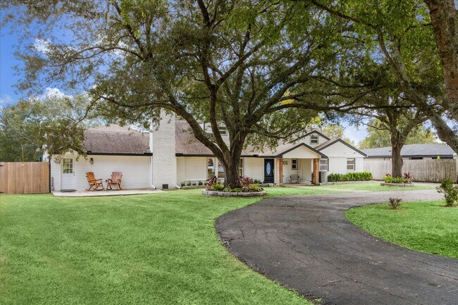 Foto del edificio - 205 W Bayou Dr