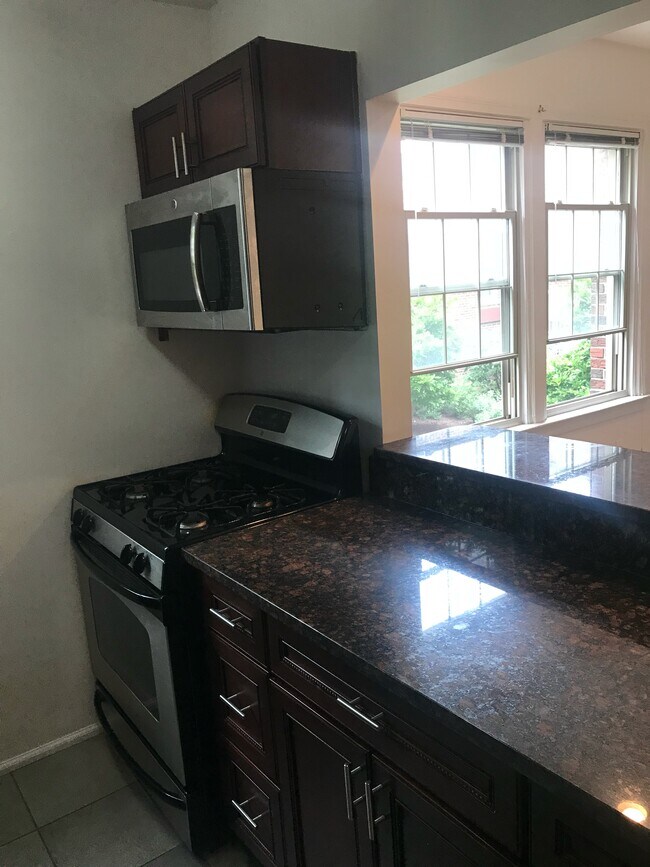 Kitchen - 422 Butternut St NW