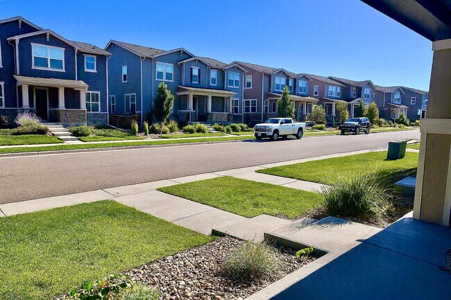 Foto del edificio - Beautifully Maintained 4BR/3.5BA Townhome with Finished Basement in Prime Aurora Location w/2-Car...