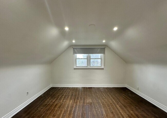 Photo du bâtiment - Well-Maintained Upper-Level Apartment (1 Bed, 1 Bath)