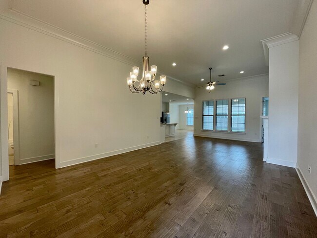 Foto del edificio - Beautiful 4 bedroom 3 bath home with high ...