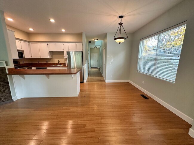 Building Photo - 2 Bed, 2 1/2 Bath townhome close to the River!