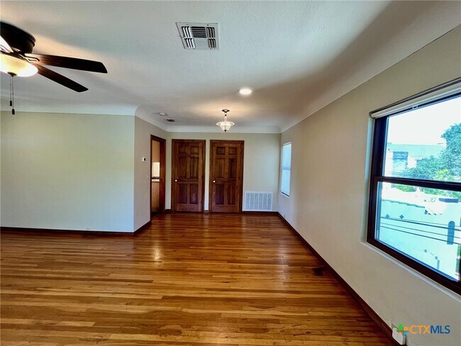 Foto del edificio - 755 N Austin St