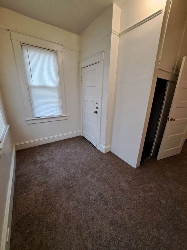 Building Photo - 3BR 1BA Duplex unit