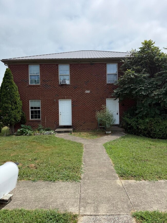 Building Photo - 821 Ridgewood Dr