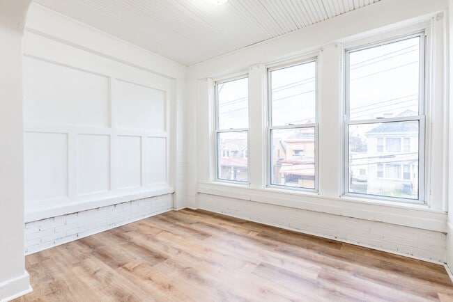 Building Photo - 425 Hays Ave