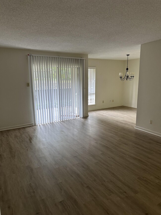 Building Photo - 728 Hedgegrove Dr