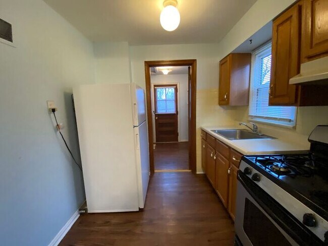 Building Photo - $725 Cute! Great Location!