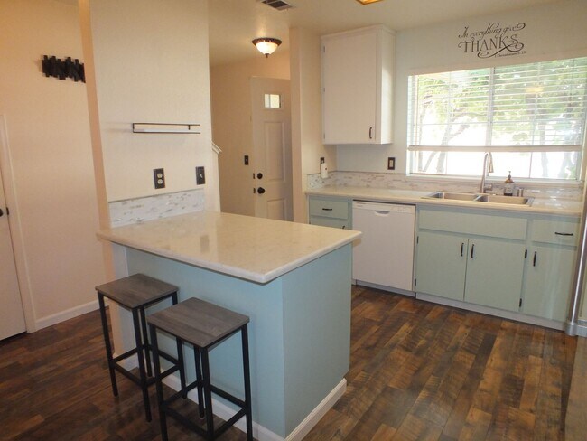 Building Photo - 2/1.5 Diamond Springs condo