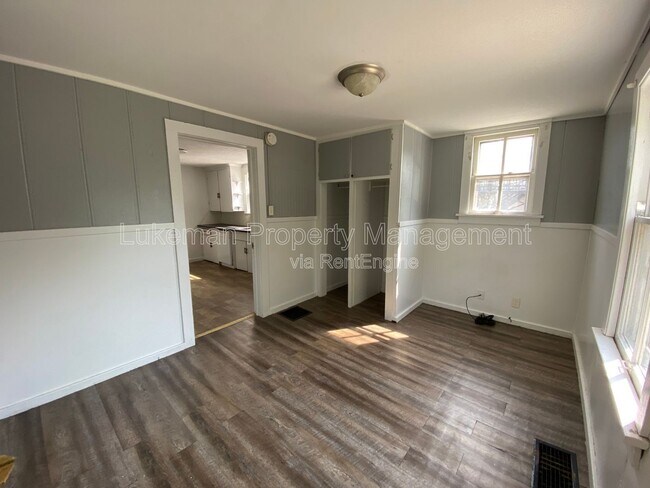 Building Photo - 827 W Cedar St