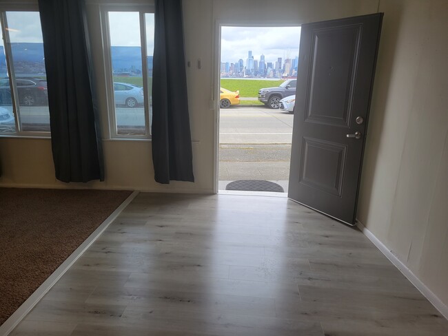 Foto del edificio - 1715 Harbor Ave SW