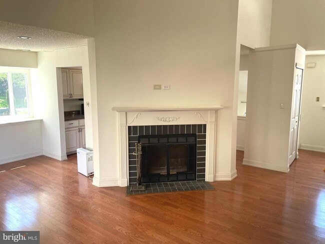 Building Photo - 245 Carriage Ct