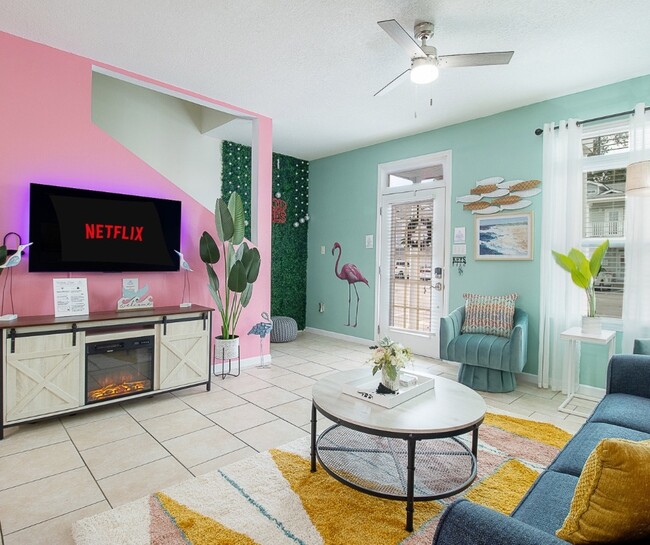 Intimate and warming livingroom - 1110 Century Oaks Dr