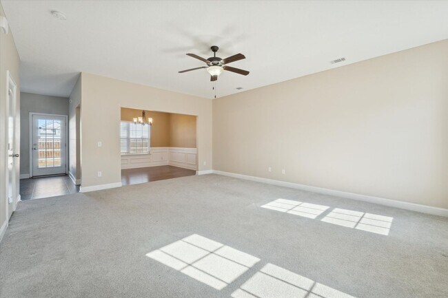 Foto del edificio - MOVE-IN READY! (Pet Friendly)