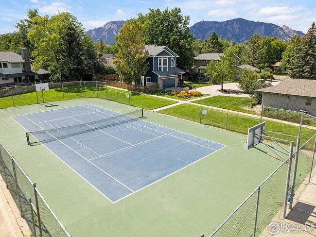 Cancha de pickleball, baloncesto y tenis. - 216 Mohawk Dr