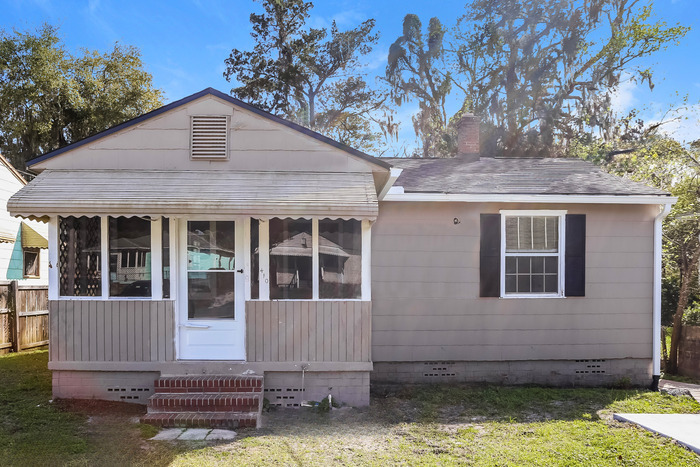 Foto principal - Spacious 4-Bedroom Home with Sunroom