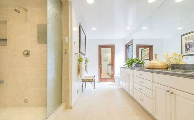 Foto del edificio - 2225 Summit Dr