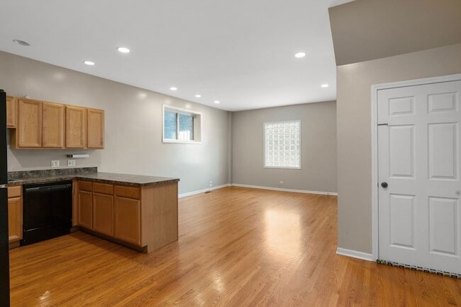 Building Photo - 5028 W Lawrence Ave