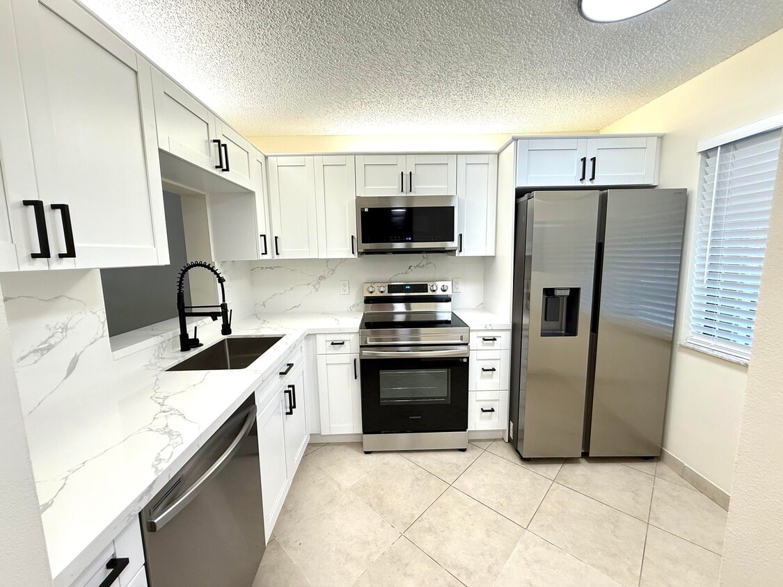 Primary Photo - 6649 Somerset Dr