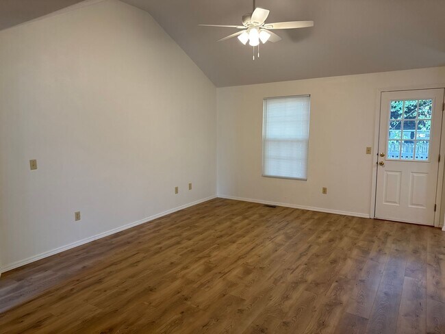 Building Photo - Great 3 Bedroom 2 Bathroom home for $1295!