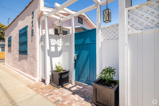 Front Entrance - 314 N Venice Blvd