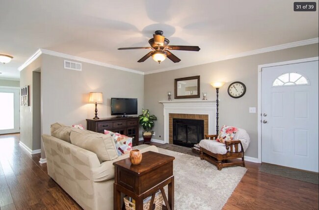 Foto del edificio - "Charming 2-Bedroom Retreat in Franklin with 1.5 Baths and Cozy 1244 Sq Ft Layout!"