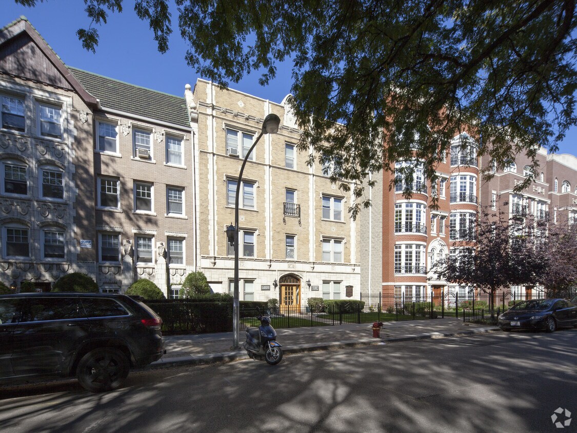 Clarkwood Apartaments - 640 W Wrightwood Ave