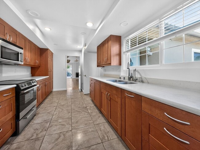 Building Photo - Remodeled, Single-Level, End-Unit Condo in Irvine