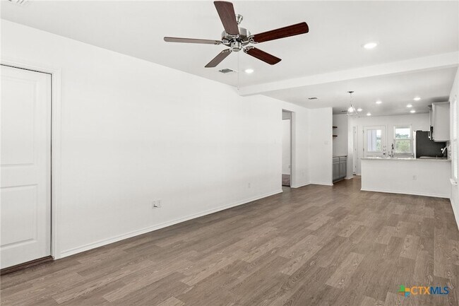 Foto del edificio - 317 Monty Ave