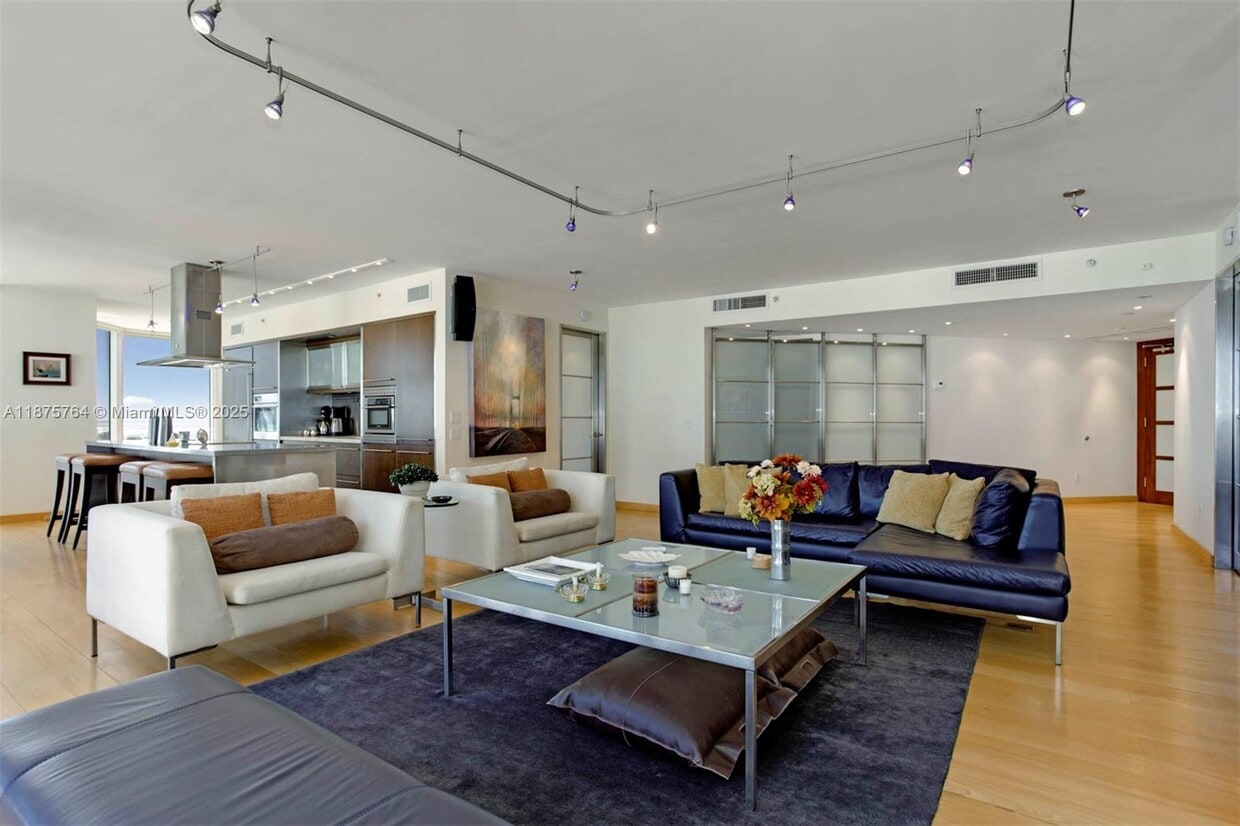 Primary Photo - 4779 Collins Ave