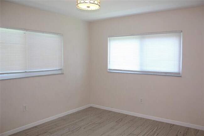 Building Photo - 4541 SW 25th Ave