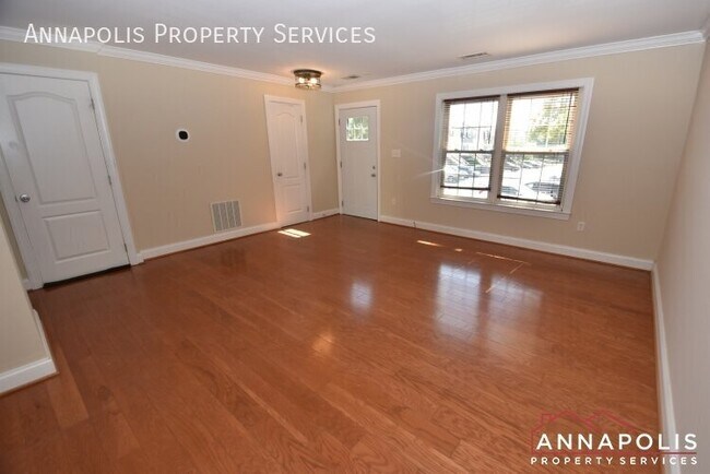Building Photo - 1618 E Bancroft Ln