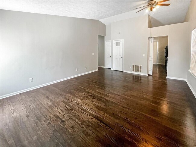Building Photo - 2033 Charter Manor