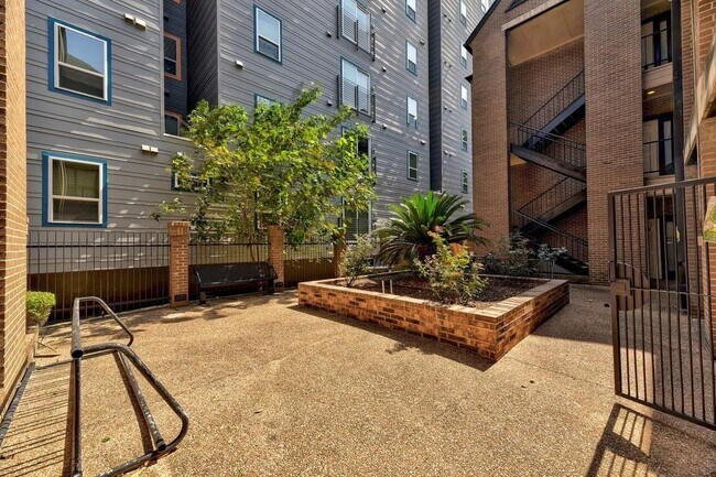 Foto del edificio - 704 W 21st St