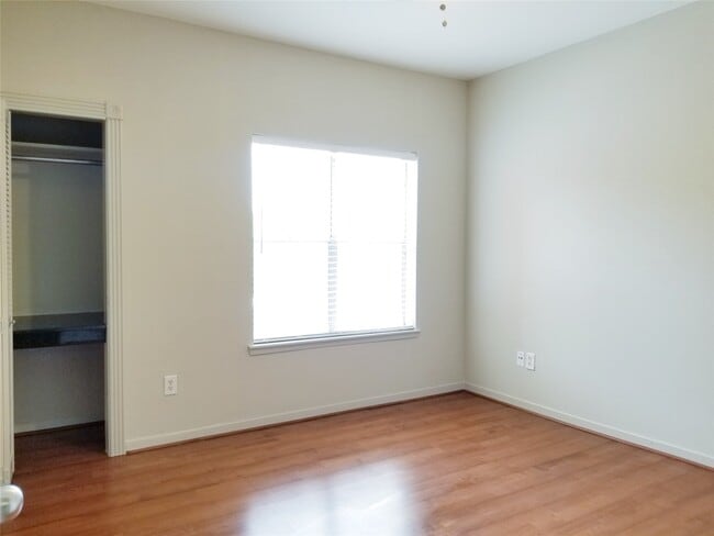 Building Photo - 4041 Drake St