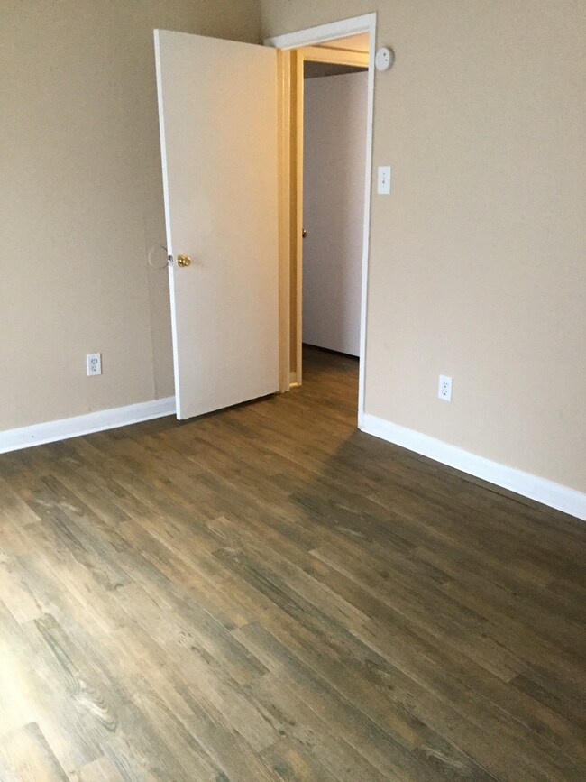 Foto del edificio - 2 Bed/2 Bath Condo - Spacious, Bright, Clo...