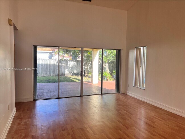 Foto del edificio - 18645 NW 54th Ct