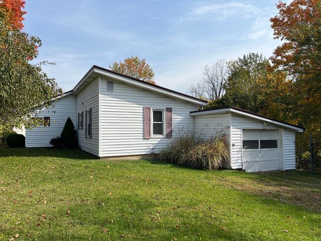 Building Photo - Beautiful Three Bedroom Home