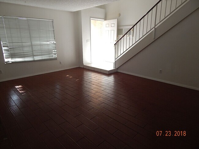 Building Photo - Beautiful Large 3 Bedroom PLUS Loft Near S...