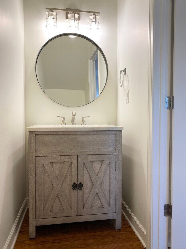 Medio baño en la planta baja totalmente renovado. - 2017A Beech Ave
