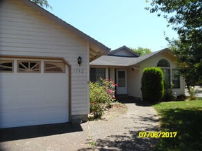 Building Photo - 1742 SE Queenborough St