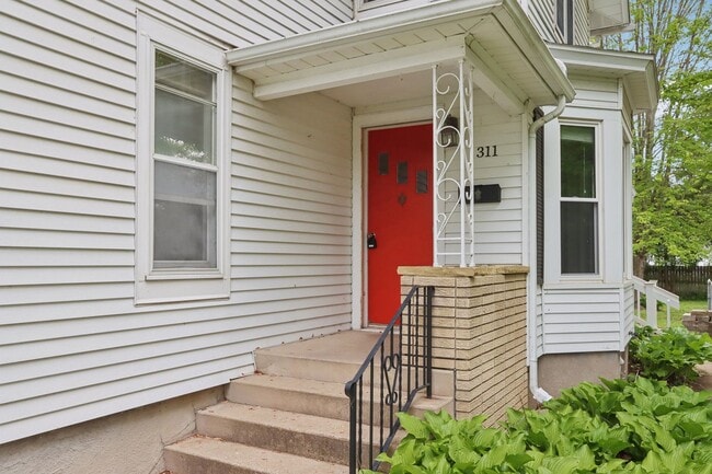 Building Photo - Charming 3-Bedroom Home for Rent in Lake M...