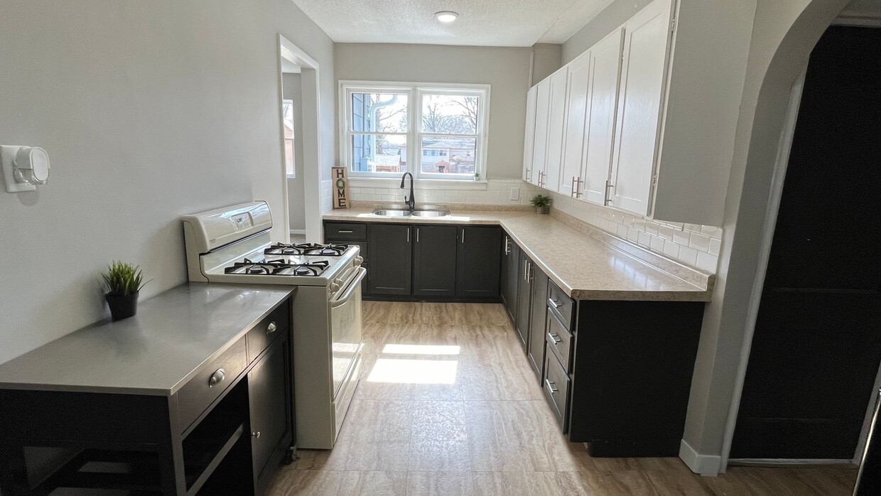 Foto principal - 3 Bedroom, 1 Bathroom Home for Rent in Eva...