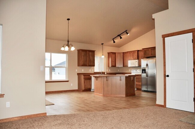 Building Photo - 4 bed 2 bath Northern Plains Community