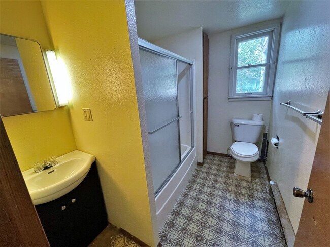 Foto del edificio - 451 N Juniper- 5 bedroom house in BRIDGEWATER
