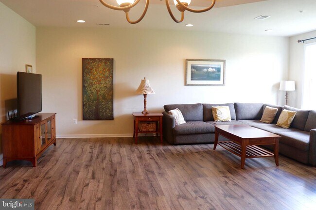 Building Photo - 43606 Hampshire Crossing Square