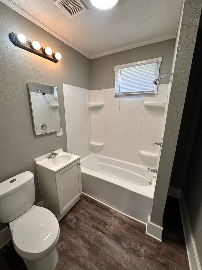 Building Photo - 5 Bedroom, 1.5 Bath Home Near the Zoo!